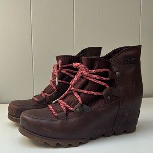 Sorel Women’s Sandy Wedge Boot - brown with red laces